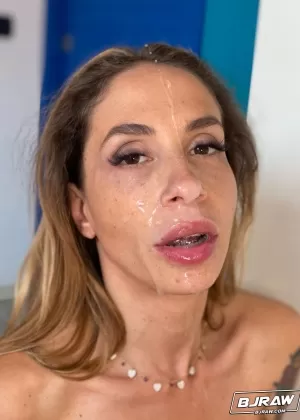 Сексуальная милфа Малена ходит топлесс возле моря, прежде чем показать покрытое спермой лицо