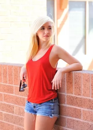 Красивая девушка Софи Би раздевается полностью догола в крытом патио