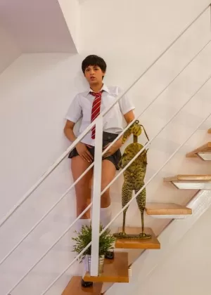 Брюнетка-полицейская модель Black Angelika modeling полностью одета в униформу