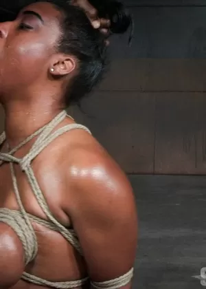 Сексуальная негритянка рабыня с большими сиськами связанная насильно накормленная членом глубокая глотка и сперма 64963000