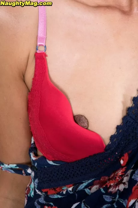 Симпатичная азиатская девушка Тала стоит голая после раздевания для премьеры обнаженной модели