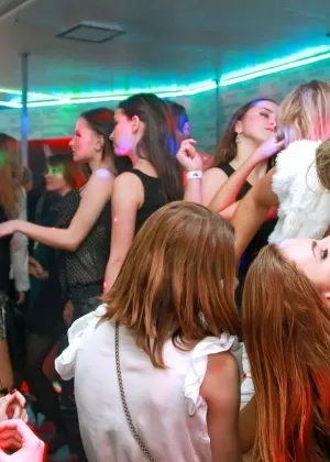 Пьяные женщины теряют свои запреты и сосут большой член на межрасовой вечеринке