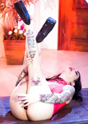 Развратные цыпочки Прокси Пейдж и Дженна Эшли ласкают друг другу грязные жопы