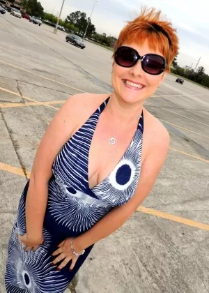 Толстая любительница Ди Сирен теребит пальцами и кулаками свою киску внутри припаркованной машины