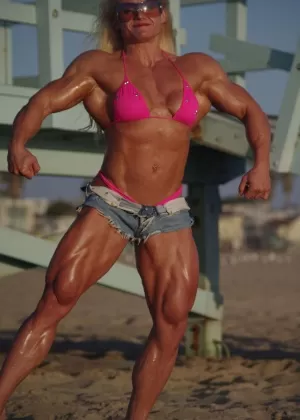 Культуристка средних лет Кэт Уайли щеголяет вьющимися волосами, снимая v-образное бикини