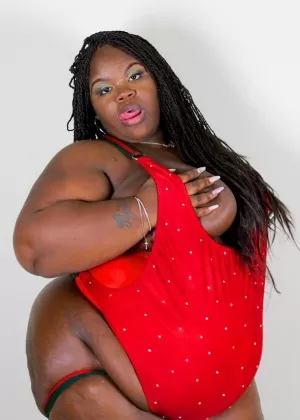 Толстая пожилая женщина кудрявая Кэрол трахается на подушках с черным быком